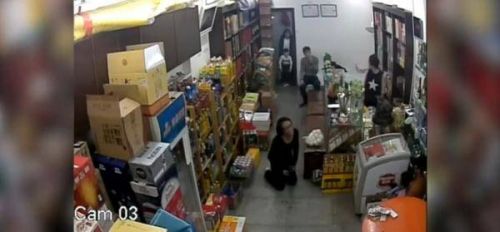 店内，被劫女童母亲心急如焚。