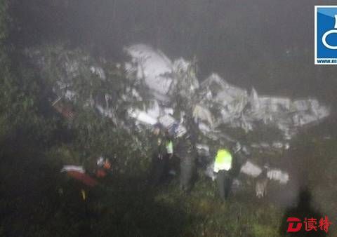 飞机坠毁现场的救援工作因暴雨暂停