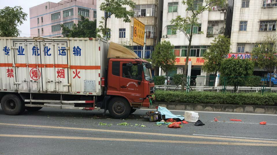 坪山一电动车司机逆行撞上货车当场死亡