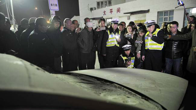 天津交警夜查酒驾 将违法司机带太平间