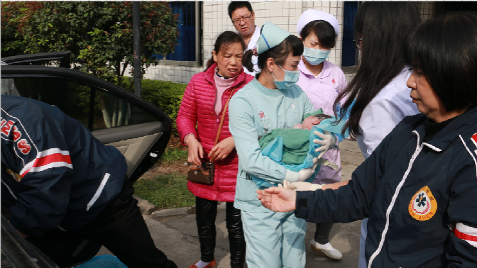 孕妇路口突然要生 幸有民兵护送医院门口顺利产女