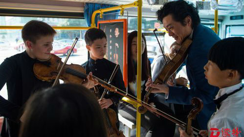 “诗歌巴士"漫游深圳街头 车厢里响起小提琴名曲