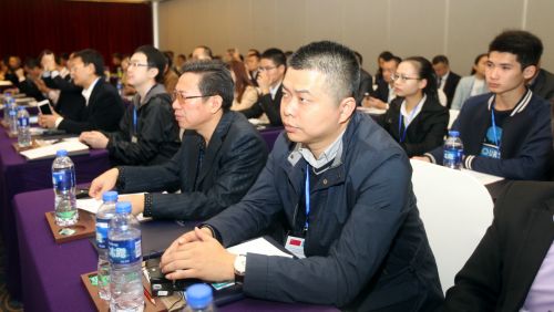 台下业界人士认真听推介会，现场座无虚席。