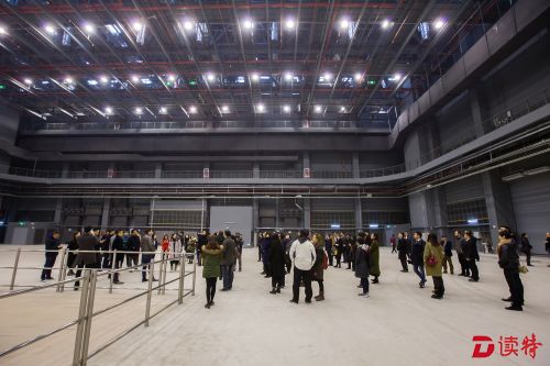 嘉宾们参观园区内六千平米摄影棚
