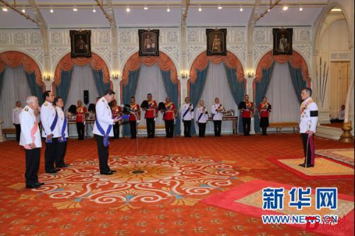 在诸位官员见证下，哇集拉隆功在普密蓬先王和诗丽吉王后御像前行礼，正式登基成为拉玛十世。