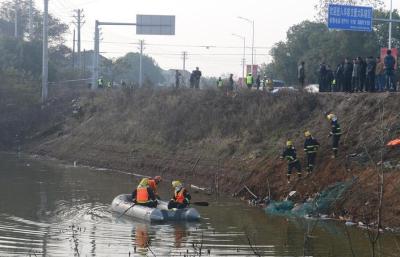 湖北鄂州一车辆冲入湖中致17人死亡 