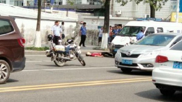 东莞砸运钞车被击毙男子父亲：不认同防卫过当