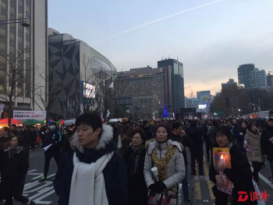 韩国首尔举行第六轮百万人反朴槿惠总统游行