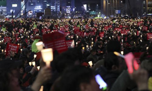 　12月3日，在韩国首尔，民众参加集会要求总统朴槿惠下台。