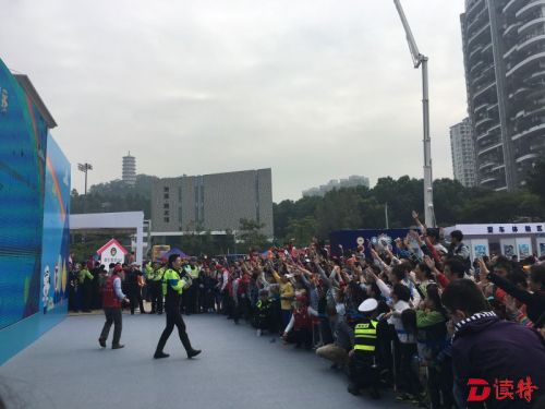 警民”约会“ 欢乐永不落幕