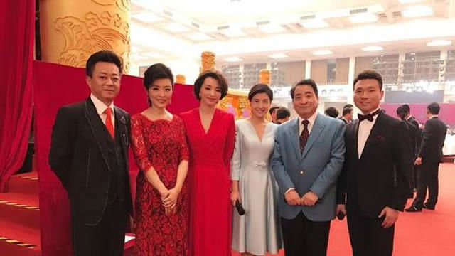 周涛告别央视后首次亮相晚会 工作状态好