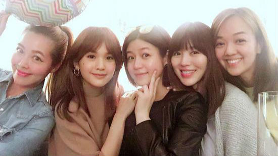 杨丞琳轻抚陈妍希八月孕肚 准妈妈一脸幸福甜蜜