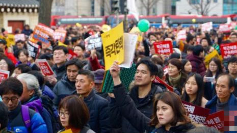 韩民众将每晚举行烛光集会 要求总统下台