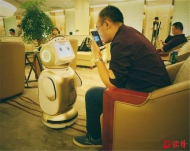 深航智能机器人“上岗” 与旅客呆萌互动