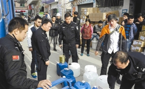 警方突击检查该公司在深圳的54个网点，查获大批易燃易爆危险品。