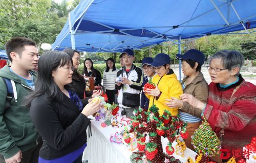 展示辖区残疾人手工艺品。