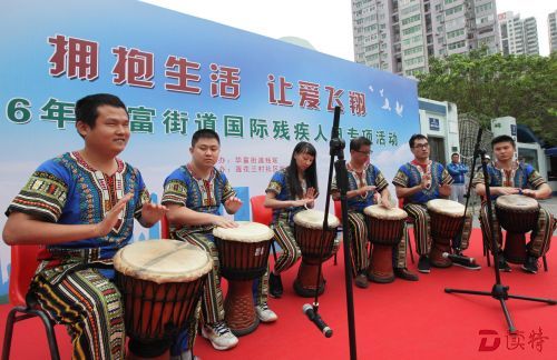 残疾人表演非洲鼓《一瞬间》。