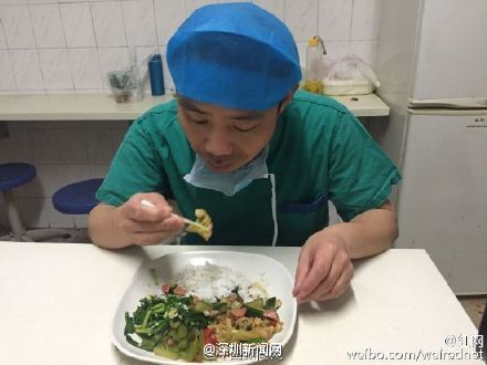 外科医生用棉签吃饭 只为锻炼手术技艺