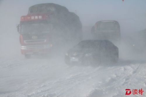 国道3015线玛依塔斯风区遭大风袭击 23人被转移
