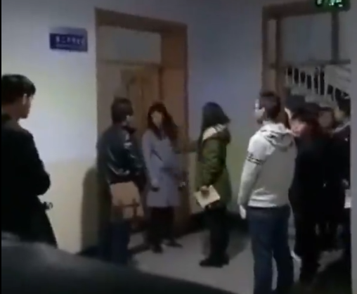 学生因迟到被强迫互扇耳光 涉事老师已被解聘 