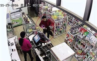 女店员挥电棍对峙持刀劫匪 交800元稳住对方后报警