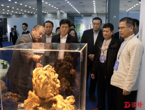 国家版权局版权管理司副司长汤兆志视察第十二届文博会冬季工艺美术精品展暨2016中国（深圳）文化科技周，深圳报业集团党组书记、社长陈寅，深圳报业集团党组副书记、副社长、总经理王跃军等陪同参观--4713