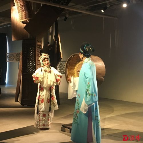 图为两位京剧演员表演《白蛇传》选段之《游湖》