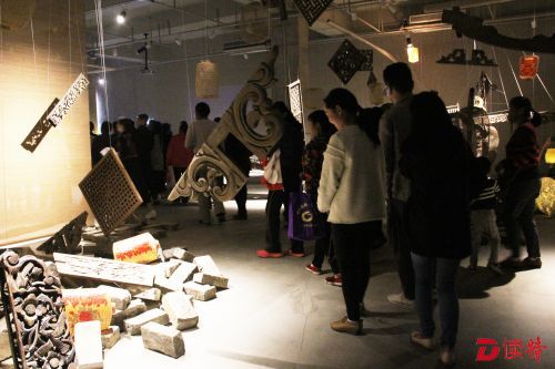 图为观众在看展