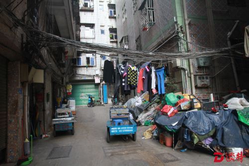 棚户区内电线密如蛛网，杂乱无章，居民还把衣服晾挂在电线上，极易引发事故