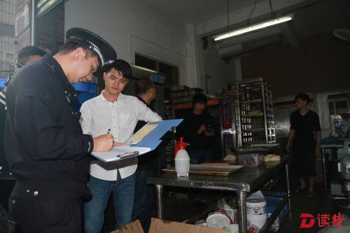 三小场所特别多，图为民警检查没有配齐消防设施的面包店