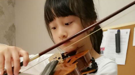 森碟学拉小提琴 田亮调侃亲闺女“锯木少女”
