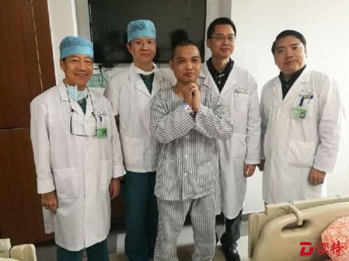 图为患者康复后与医护人员合影留念。