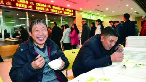江苏一县政府食堂:几块钱吃饱 农民工成常客