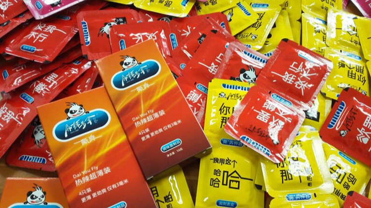 辣条包装似避孕套引发夫妻不和 丈夫闹离婚