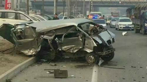河北燕郊首富之孙驾宾利撞面包车身亡