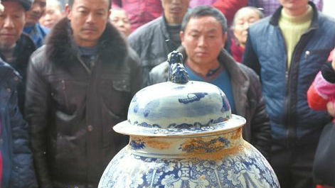 村民迁祖坟挖出青花瓷坛 捐给文物所