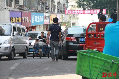 汽车、三轮车、电动车和行人混行