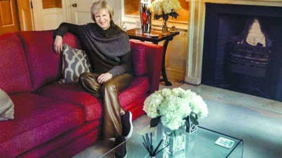 英女首相穿995英镑皮裤被指奢侈 引口水战