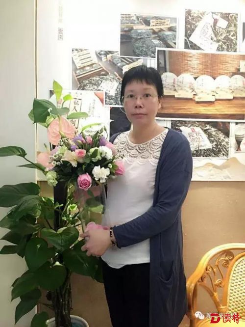 黄素芬    甲岸社区党委
