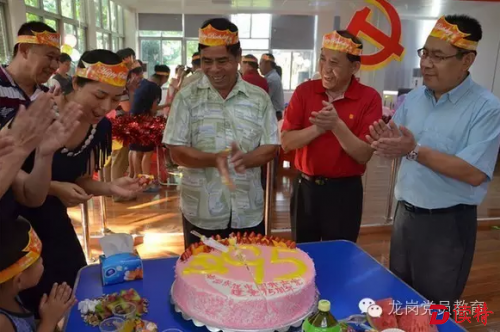 组织社区老党员开展庆祝建党95周年活动