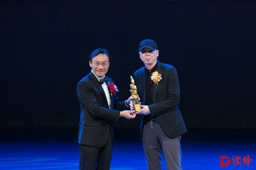 冯小刚导演获颁首届澳门国际影展“终身成就奖”