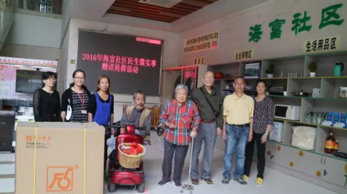 真贴心！新安街道党组织给社区老人送轮椅