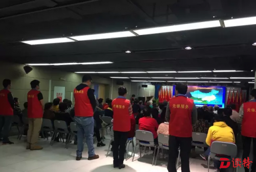 现场还有“先锋红马甲”做志愿者~