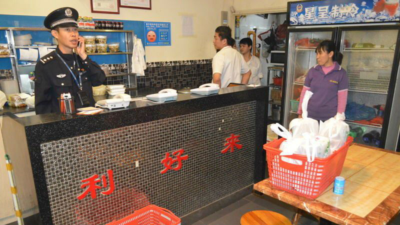 被查封餐馆内有人影晃动，什么情况？