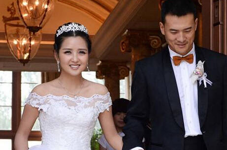 婚姻亮红灯？何洁被曝与老公感情现危机