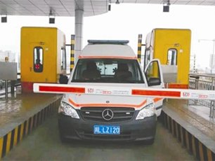 为过路费救护车理论24分钟 当事司机待岗培训