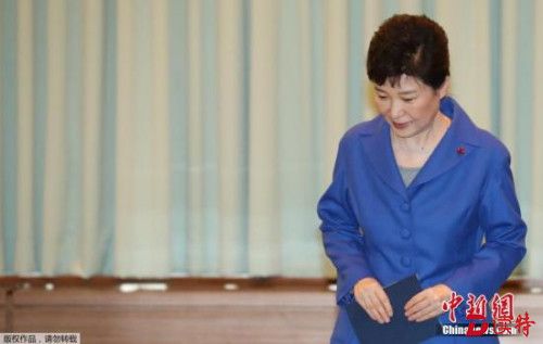 当地时间12月9日，韩国首尔，韩国国会通过总统弹劾案后，朴槿惠与韩国总理黄教安一起现身，与国务委员会面交谈。