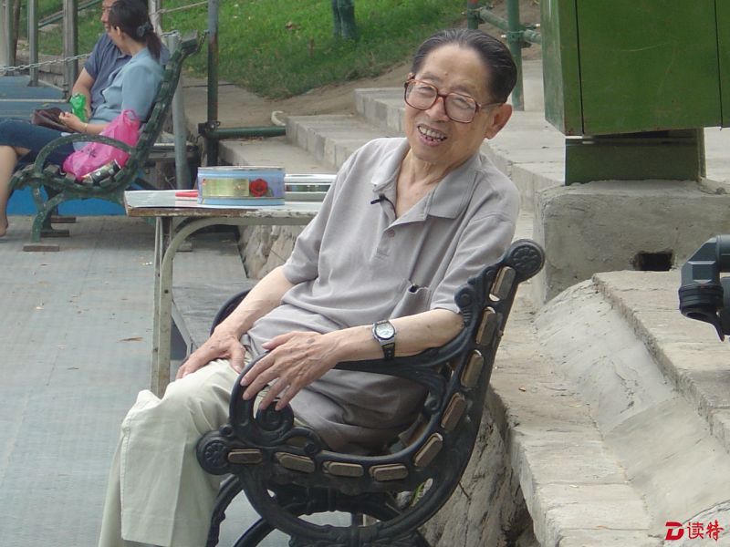 著名画家 丁聪在拍摄中