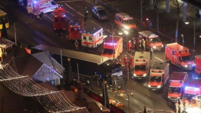 德国柏林一卡车冲进圣诞集市 已致9死50伤