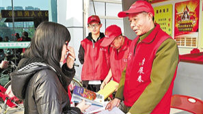 龙华“春叔”不做包租公志愿服务逾7000小时
